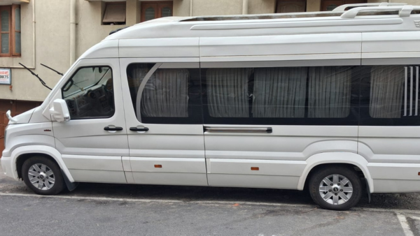16 Seater Force Urbania With Maharaja Seats